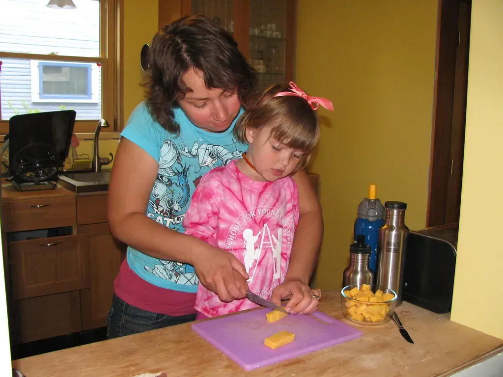 7. Cook or prep something small together (Rachel Tayse, Flickr, <a href="https://creativecommons.org/licenses/by/2.0/" target="_blank" rel="noopener">CC BY 2.0</a>)