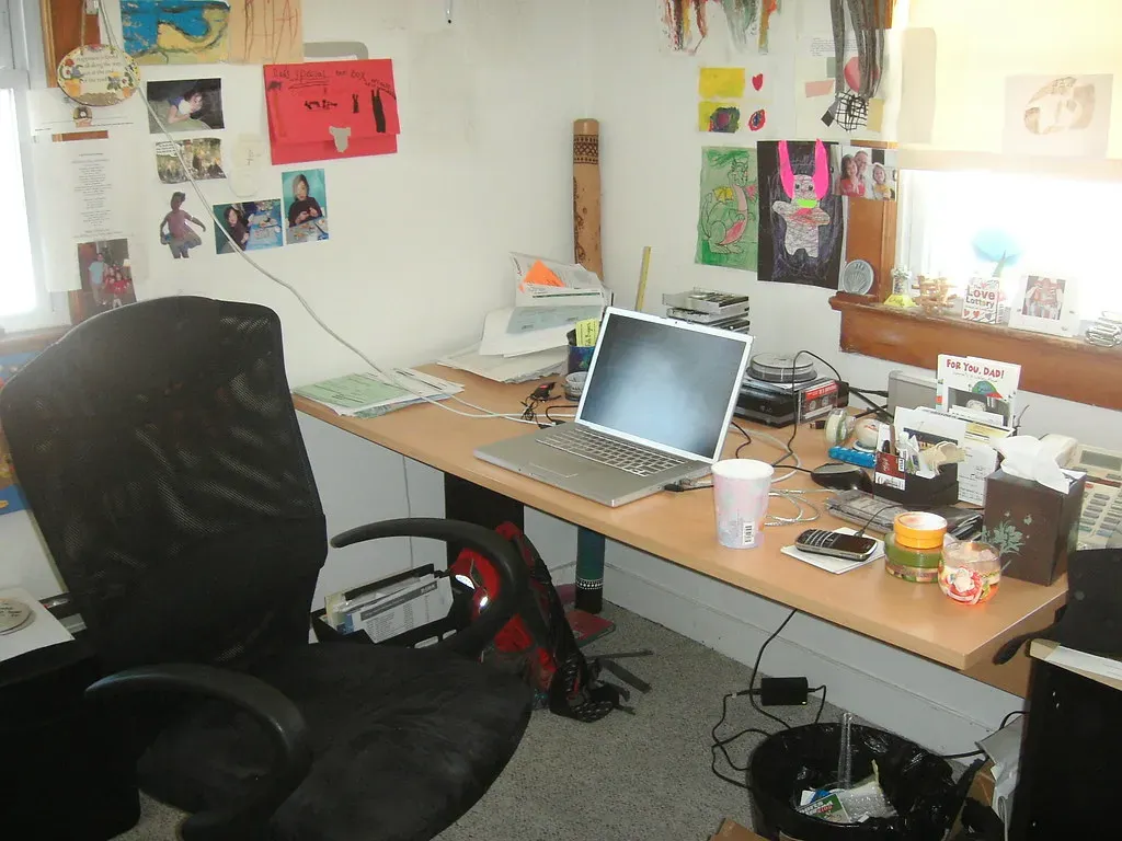 4. Clutter on Visible Surfaces (Dossy, Flickr, <a href="https://creativecommons.org/licenses/by-sa/2.0/" target="_blank" rel="noopener">CC BY-SA 2.0</a>)