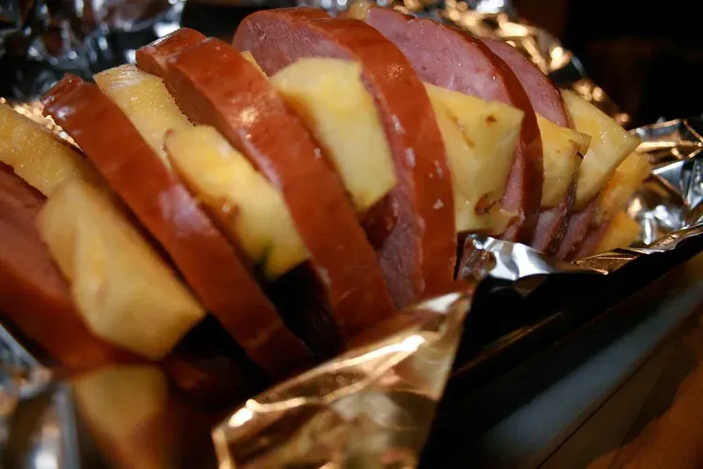 9. Baked ham with pineapple rings (mattymatt, Flickr, <a href="https://creativecommons.org/licenses/by-sa/2.0/" target="_blank" rel="noopener">CC BY-SA 2.0</a>)