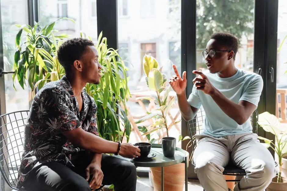 7. They Don't Make Others Feel Small in Conversation (Image Credits: Pexels)