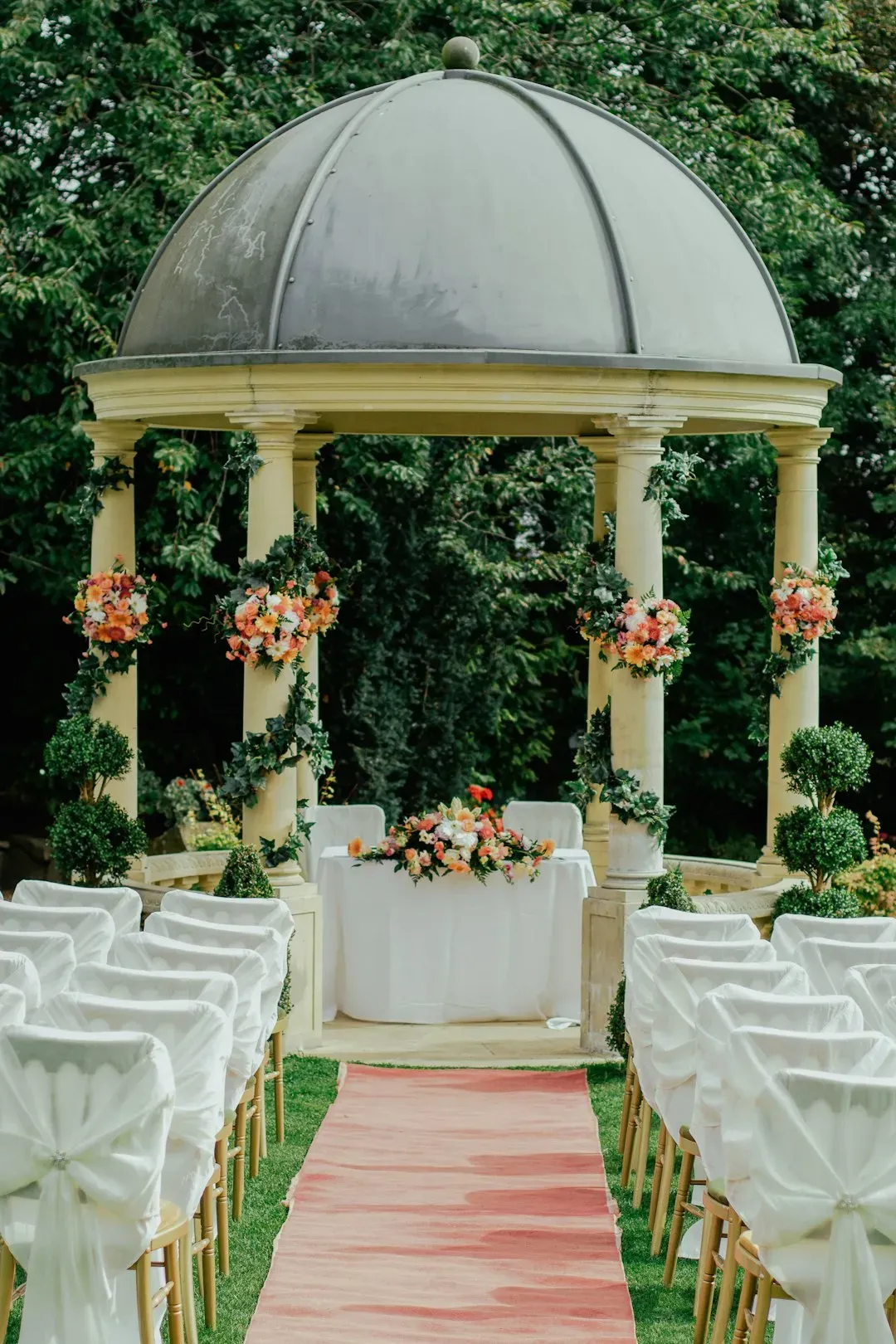Fielding advances from grooms or groomsmen (Image Credits: Unsplash)