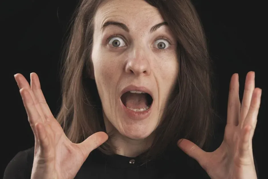 3. The Flat Eyebrow Raise: Fear (Image Credits: Pexels)