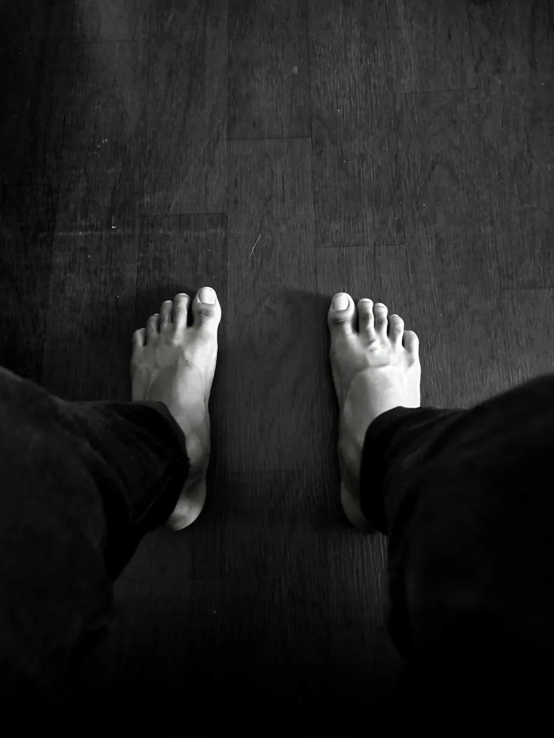 2. Their Feet Point Toward You in Group Settings (Image Credits: Unsplash)