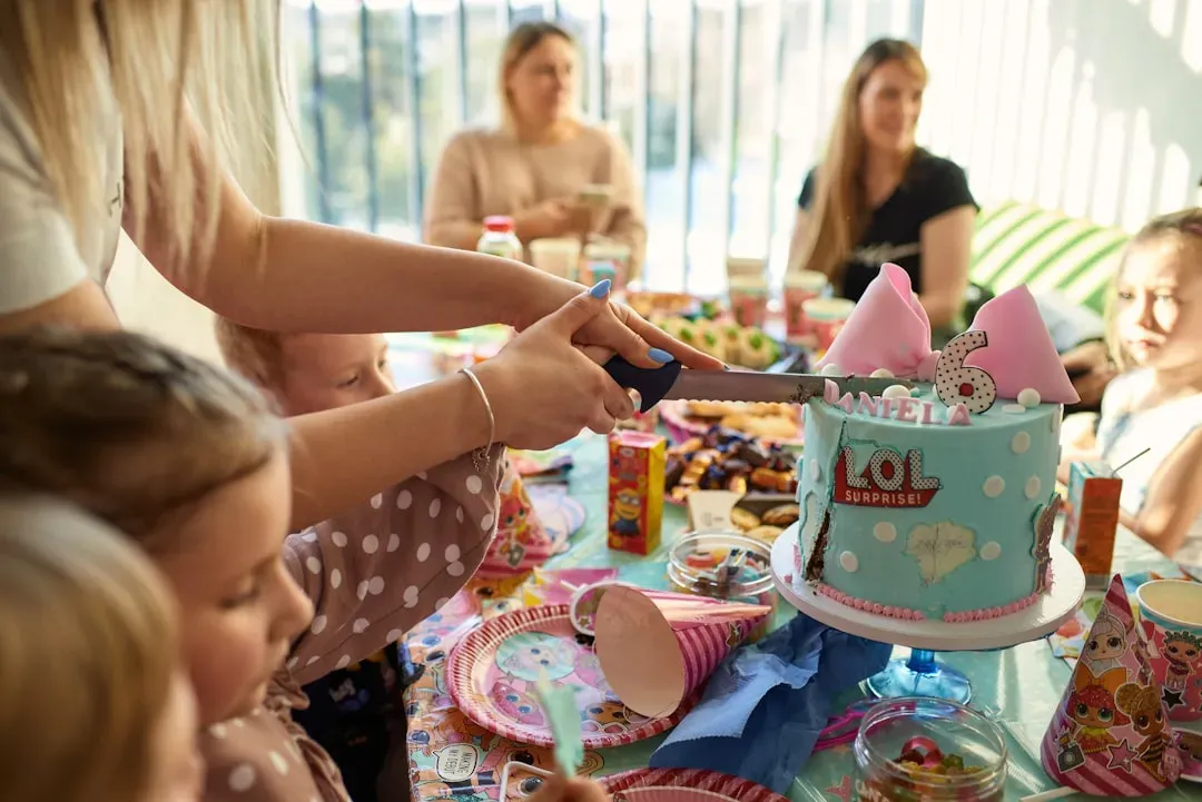 7. They never forget to feed the parents too (Image Credits: Unsplash)