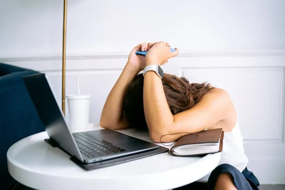 2. Chronic Digital Overload and Information Fatigue (Image Credits: Pexels)