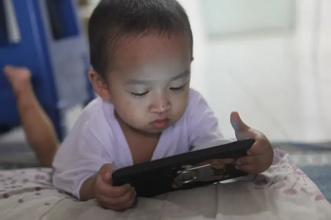 Screens as the default babysitter (Image Credits: Unsplash)