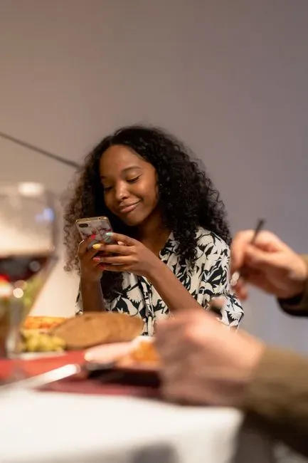 A No-Phone Policy at the Table (Image Credits: Pexels)