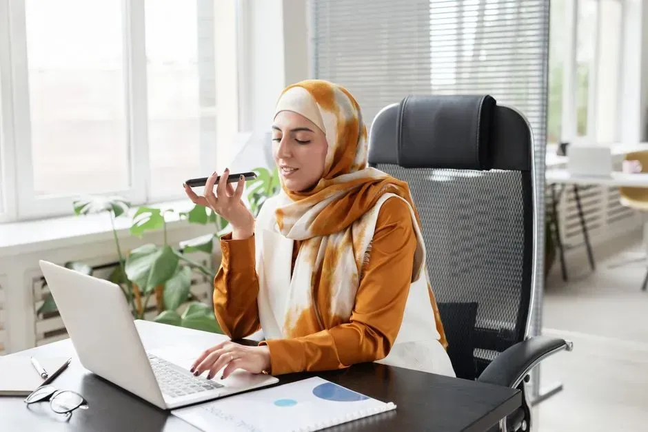 4. Using Speakerphone in Public (Image Credits: Pexels)