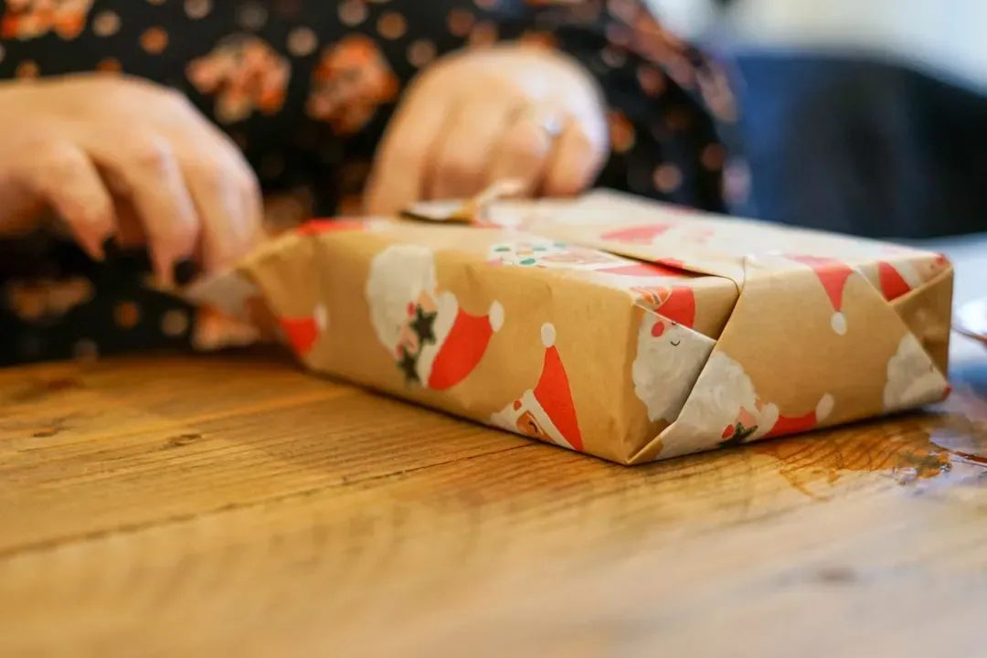 Managing extended family and grandparent gift exchanges (Image Credits: Unsplash)