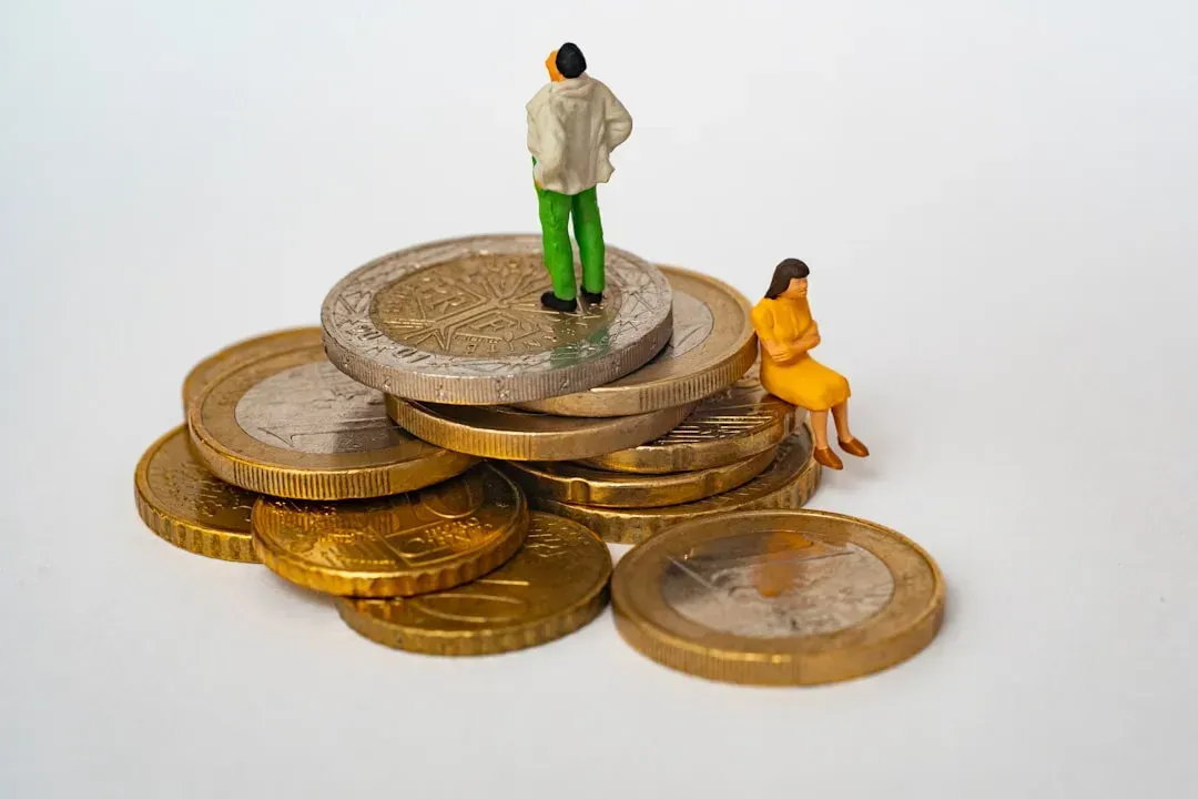 2. The husband handled the finances, and the wife rarely saw the bank statements (Image Credits: Unsplash)