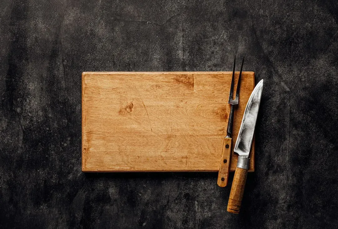 4. Cross-contamination from shared boards and cloths (Image Credits: Unsplash)