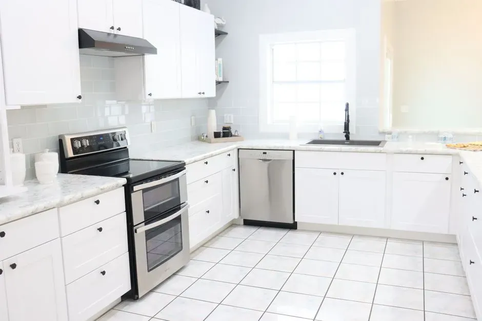 4. The All-White Kitchen (Image Credits: Pexels)
