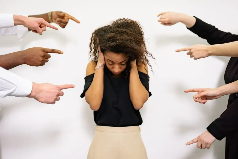 Red Flag 7: Blame-Shifting and a Consistent Inability to Apologize (Image Credits: Pexels)