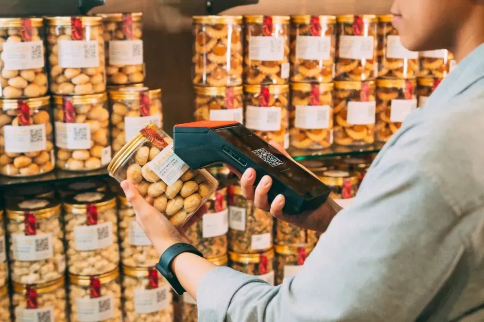 7. Asking the cashier to guess an unmarked produce item (Image Credits: Pexels)