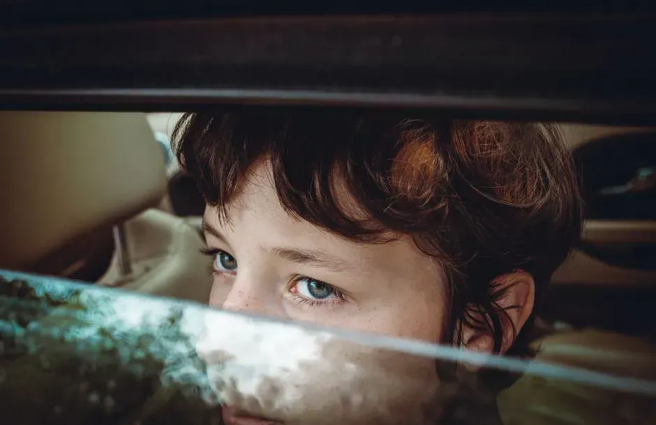7. Letting Kids Ride Without Car Seats or Seat Belts (Image Credits: Pexels)