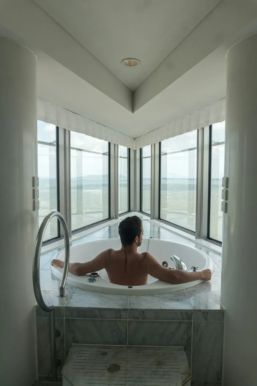 12. Jacuzzi Tubs (Image Credits: Unsplash)