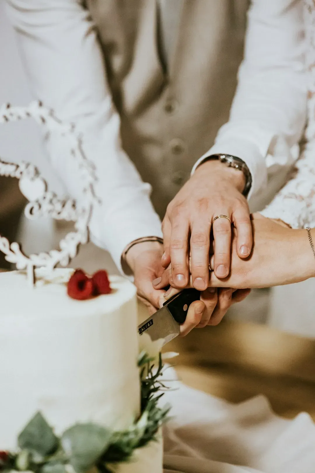 2. Cake-Cutting Fees Can Apply Even to Cakes You Bring Yourself (Image Credits: Unsplash)