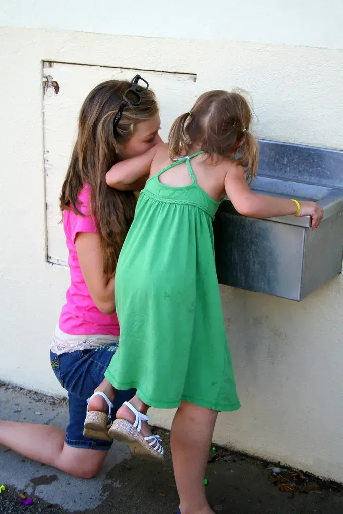 3. Helping a younger or struggling child unannounced (tsayrate, Flickr, <a href="https://creativecommons.org/licenses/by-sa/2.0/" target="_blank" rel="noopener">CC BY-SA 2.0</a>)