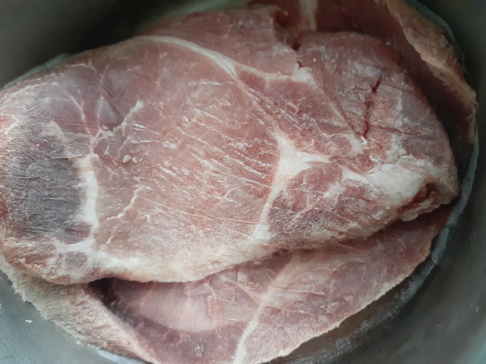 2. Raw or undercooked meat, especially pork (By Presixlla MOON, <a href="https://commons.wikimedia.org/w/index.php?curid=111267364" target="_blank" rel="noopener">CC BY-SA 4.0</a>)