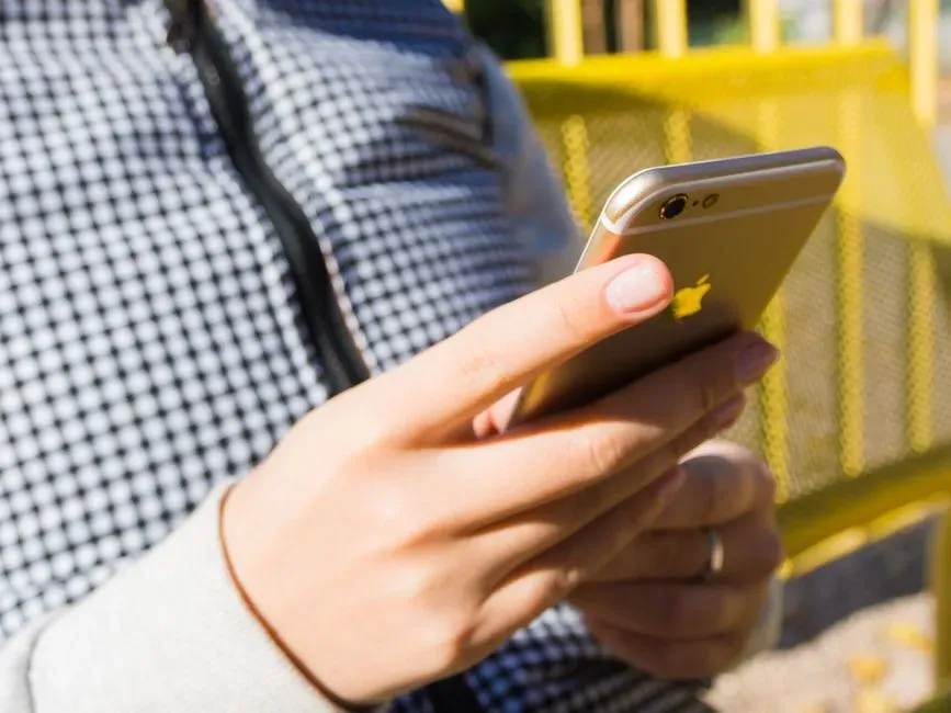 4. Checking the Phone, Even Briefly (Image Credits: Pexels)