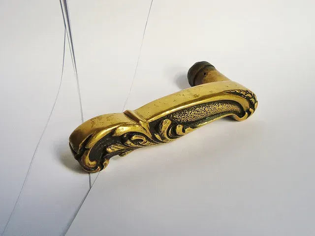 2. Unlacquered brass hardware that ages naturally (By Mauro Cateb, <a href="https://commons.wikimedia.org/w/index.php?curid=40350919" target="_blank" rel="noopener">CC BY-SA 4.0</a>)
