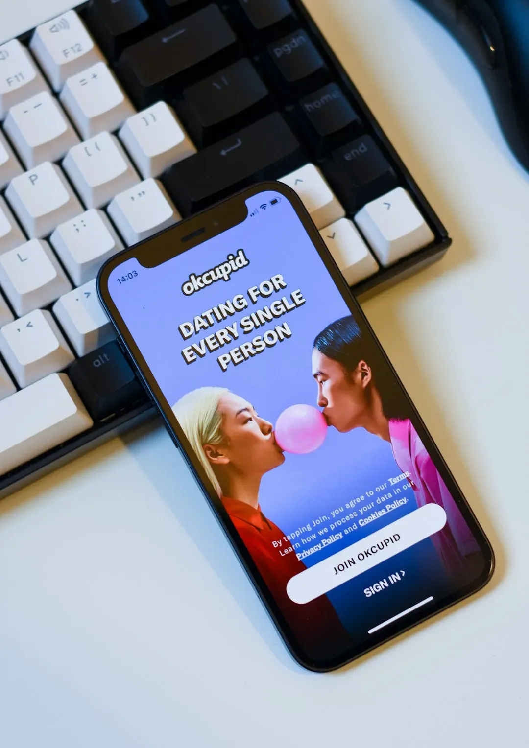 Comparing your dating life to everyone else's highlight reel (Image Credits: Unsplash)