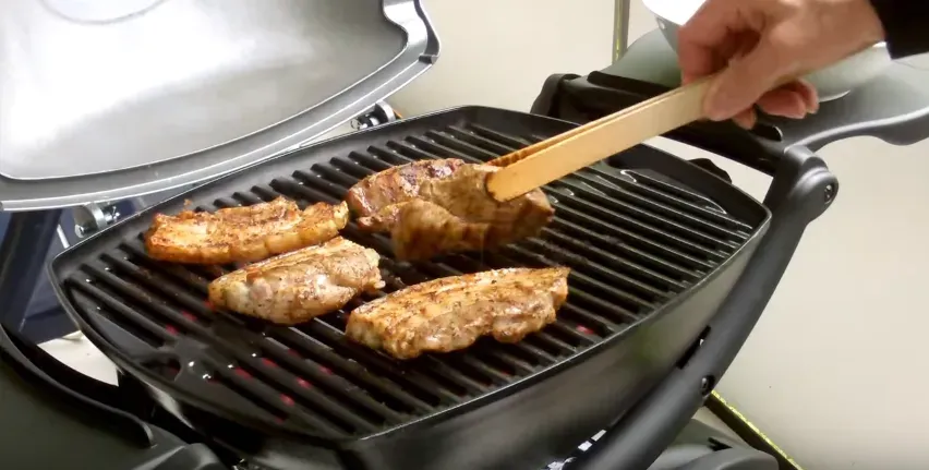 5. Not letting the grill get hot enough first (By Tourni Abha, <a href="https://commons.wikimedia.org/w/index.php?curid=47230618" target="_blank" rel="noopener">CC0</a>)