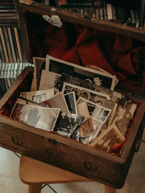 Personal objects over trendy decor (Image Credits: Pexels)