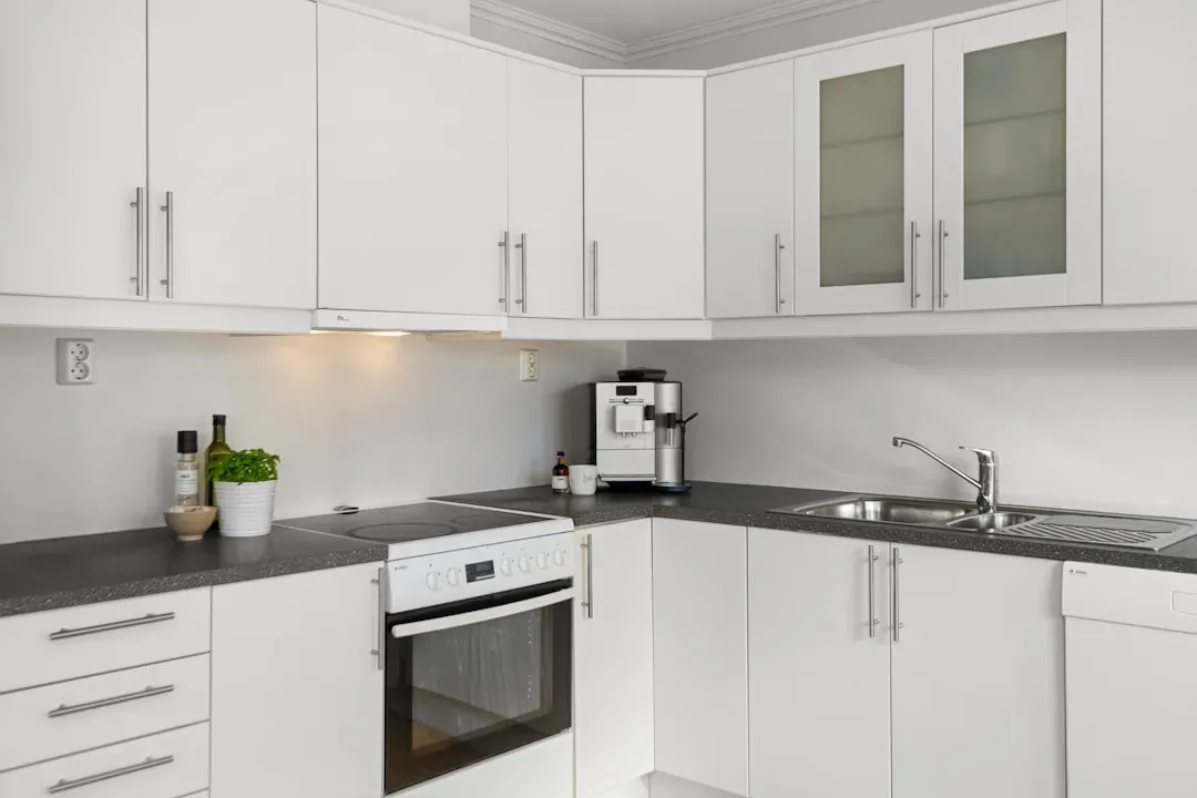 The All-White Kitchen (Image Credits: Unsplash)