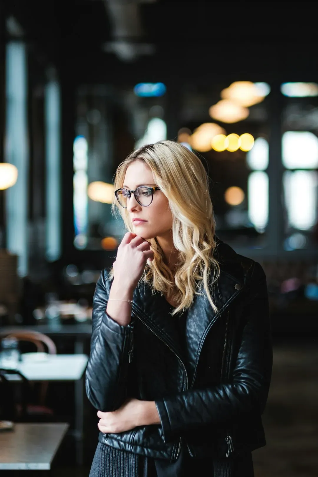 2. She Handles Conflict Without Burning the House Down (Image Credits: Unsplash)