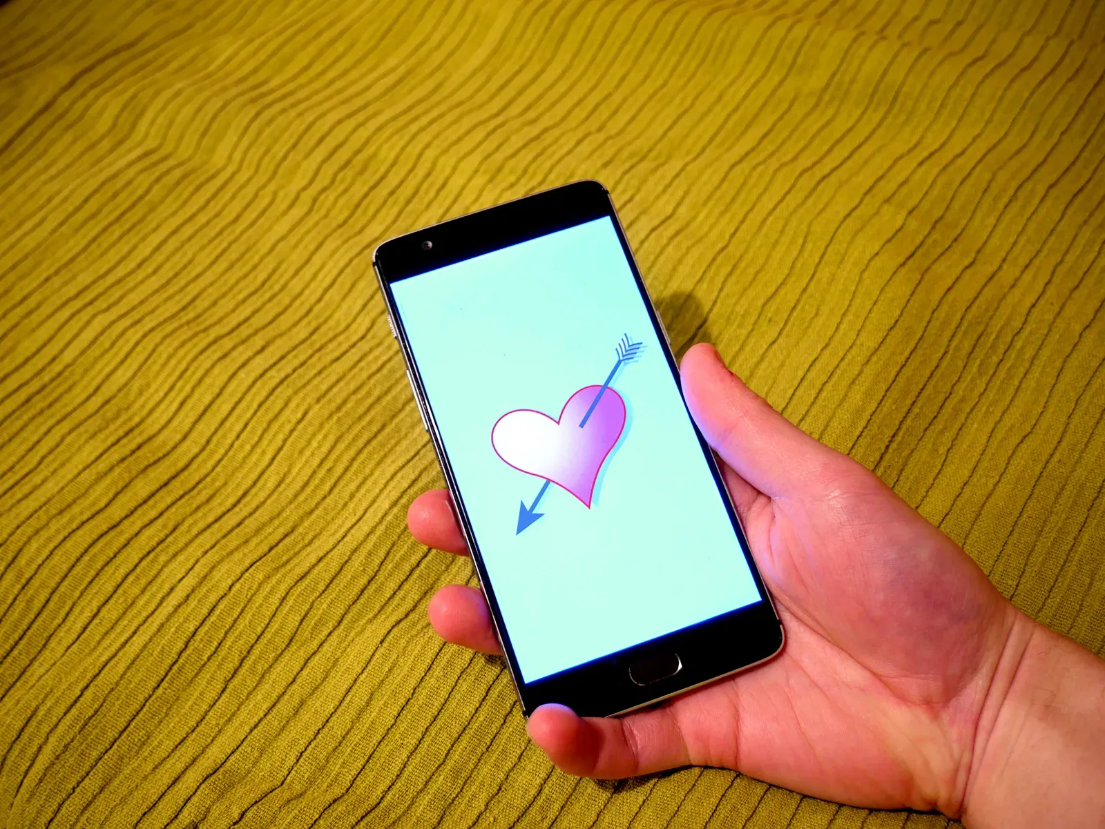 Negative Experiences on Dating Apps (Image Credits: By Santeri Viinamäki, <a href="https://commons.wikimedia.org/w/index.php?curid=53288892" target="_blank" rel="noopener">CC BY-SA 4.0</a>)