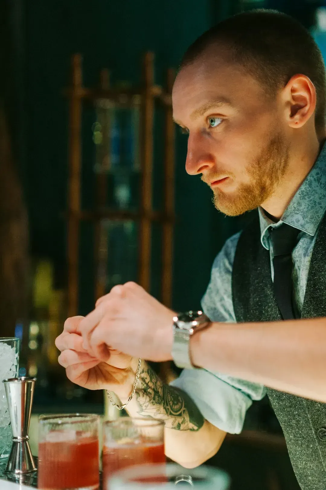 7. The Tab Opener Who Runs Up the Bill and Disappears (Image Credits: Unsplash)