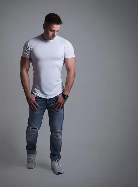 3. Deliberately tight shirts across the chest (Image Credits: Pexels)