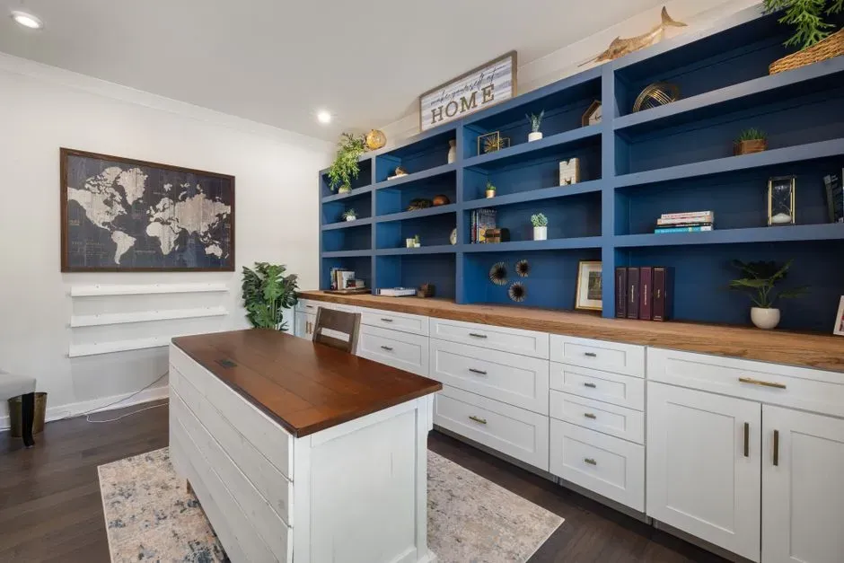 Long, unbroken cabinet runs with no seating or pause (Image Credits: Pexels)