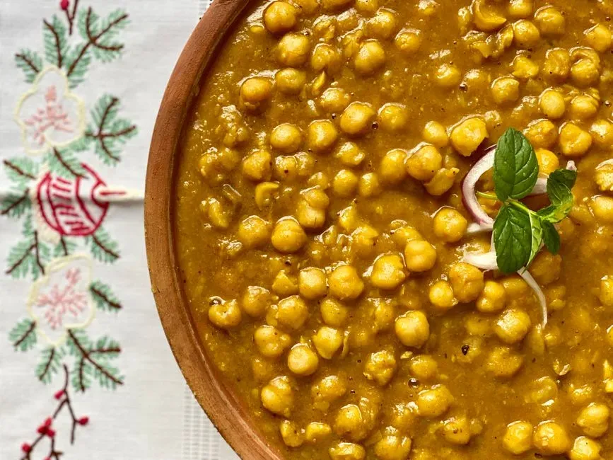 8. Creamy tomato and chickpea curry (Image Credits: Pexels)