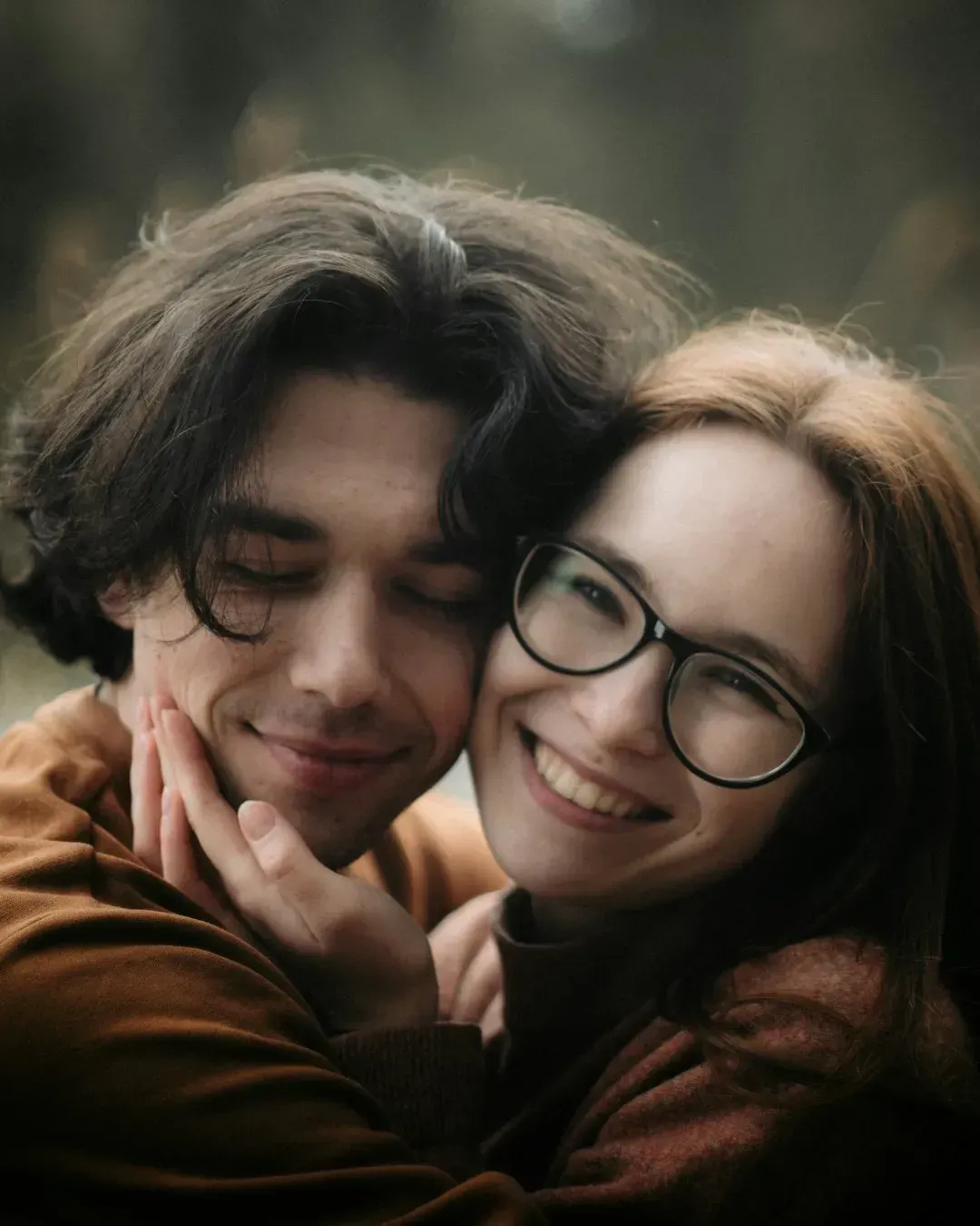 9. Showing Emotional Warmth Without Trying to Please Everyone (Image Credits: Unsplash)