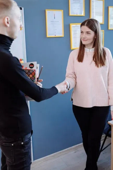5. They Acknowledge Others When They Enter a Room (Image Credits: Pexels)