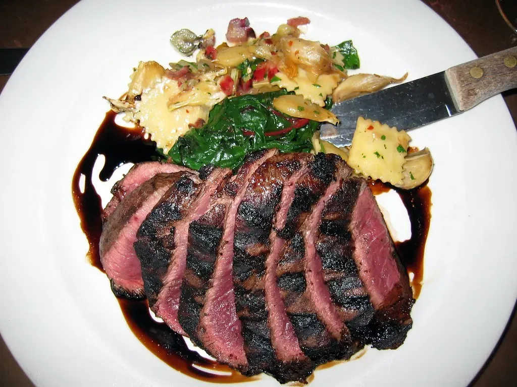 3. Flat Iron Steak (rhosoi, Flickr, <a href="https://creativecommons.org/licenses/by/2.0/" target="_blank" rel="noopener">CC BY 2.0</a>)