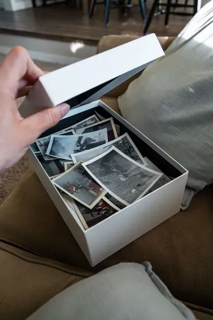 7. Sentimental items kept out of guilt rather than meaning (Image Credits: Pexels)
