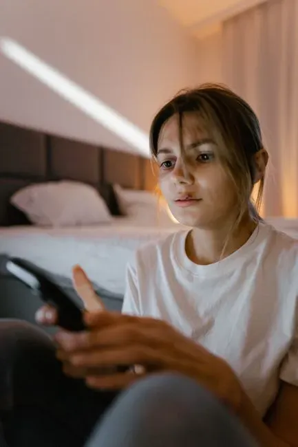 6. Growing up with inconsistent affection (Image Credits: Pexels)