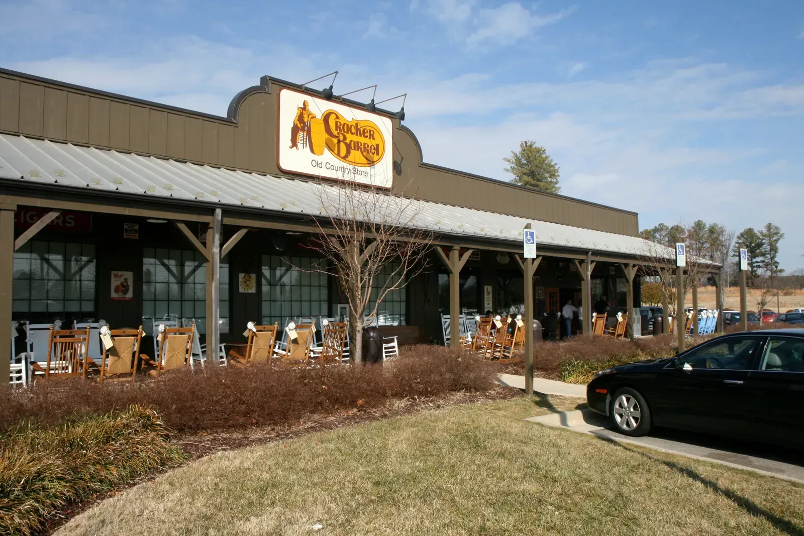 Cracker Barrel (By Ildar Sagdejev (Specious), <a href="https://commons.wikimedia.org/w/index.php?curid=12850451" target="_blank" rel="noopener">CC BY-SA 4.0</a>)