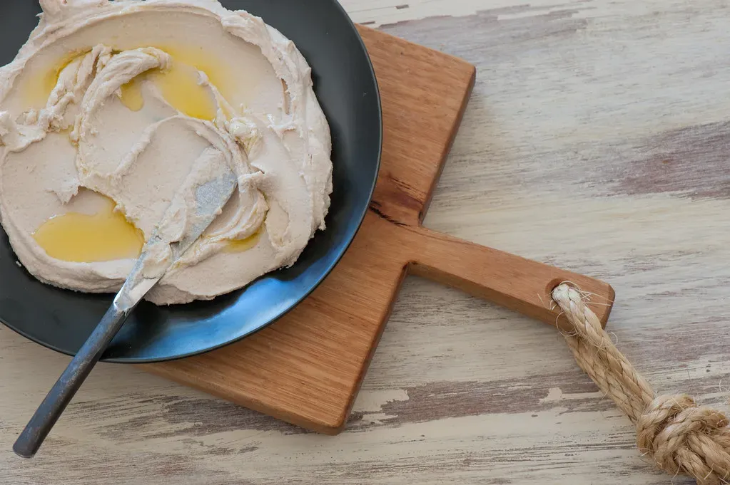 Hummus: The Unexpected Mediterranean Binder (jules:stonesoup, Flickr, <a href="https://creativecommons.org/licenses/by/2.0/" target="_blank" rel="noopener">CC BY 2.0</a>)