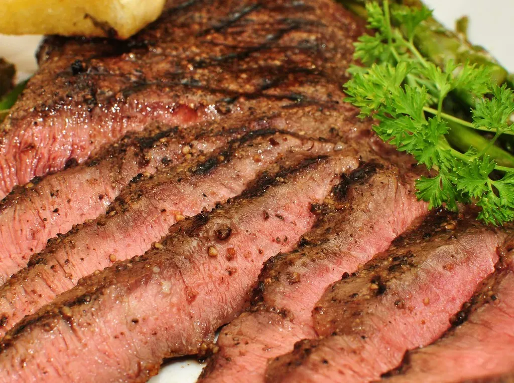 2. Flat Iron Steak (jeffreyw, Flickr, <a href="https://creativecommons.org/licenses/by/2.0/" target="_blank" rel="noopener">CC BY 2.0</a>)