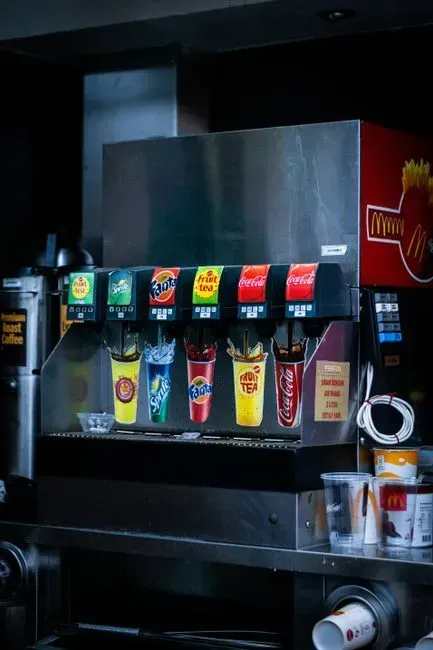 10. Fountain Sodas and House Cocktails Built on Cheap Mixers (Image Credits: Pexels)