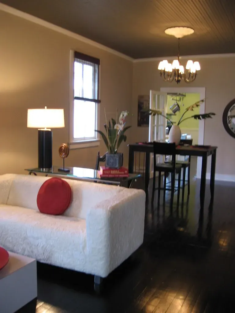 8. A Space That Has No Clear Purpose or Focal Point (nolaclutterbusters, Flickr, <a href="https://creativecommons.org/licenses/by/2.0/" target="_blank" rel="noopener">CC BY 2.0</a>)