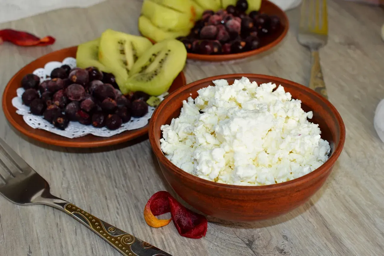 5. Cottage cheese with berries (Image Credits: Pixabay)