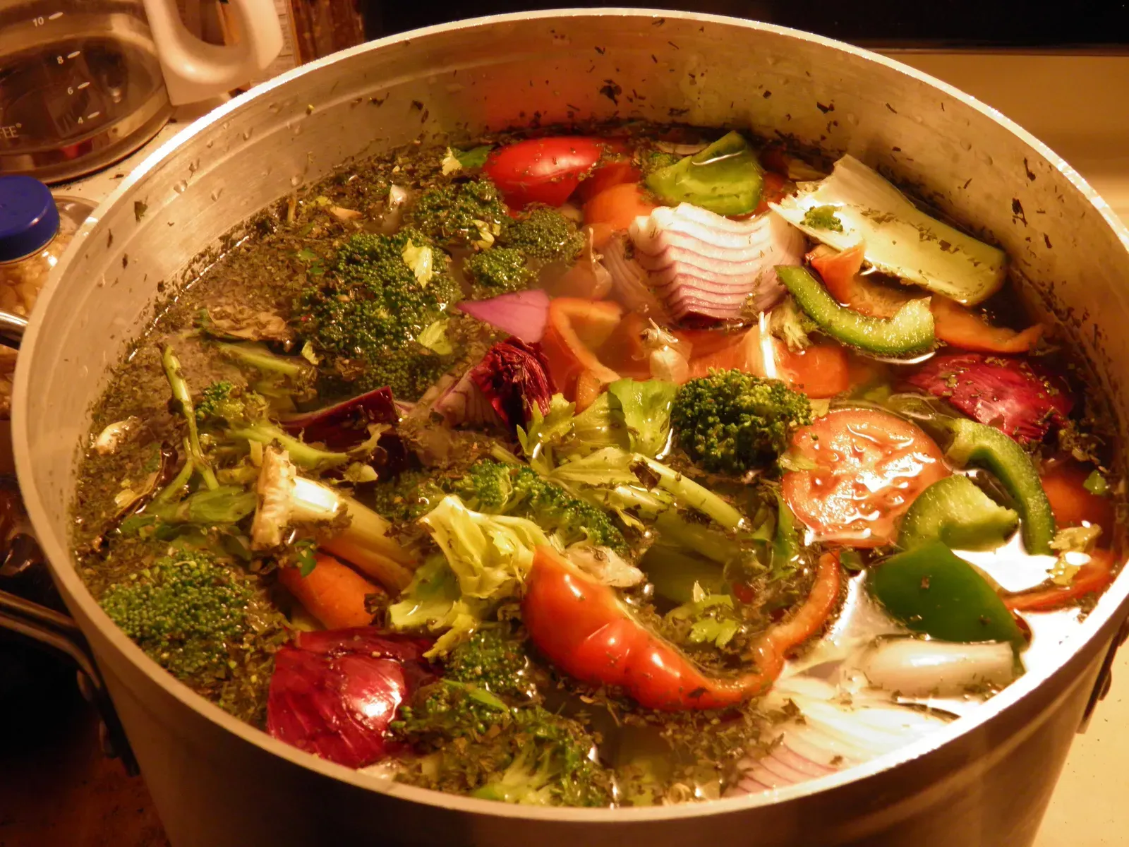5. Cooking everything in one giant pot "to be safe" (By Michael W. Kolton (Talk), <a href="https://commons.wikimedia.org/w/index.php?curid=23549840" target="_blank" rel="noopener">CC BY-SA 3.0</a>)