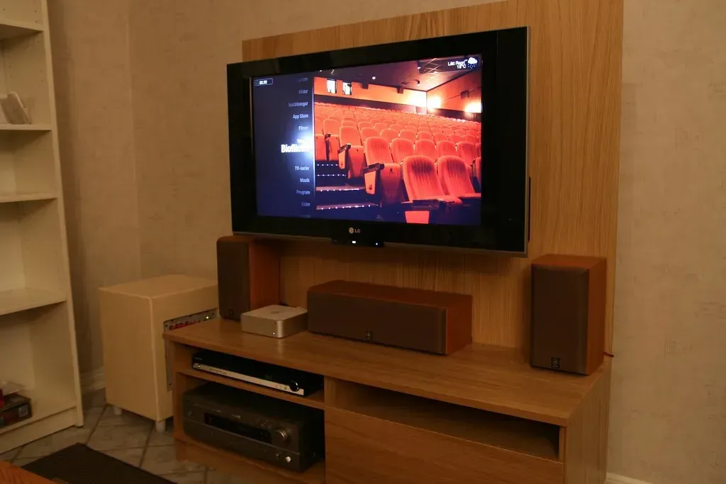 8. Built-In Home Theater Rooms with Embedded Electronics (alleus, Flickr, <a href="https://creativecommons.org/licenses/by-sa/2.0/" target="_blank" rel="noopener">CC BY-SA 2.0</a>)