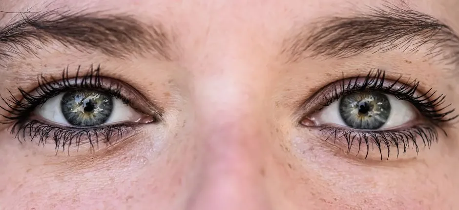 1. They Hold Eye Contact Just a Beat Too Long (Image Credits: Pexels)