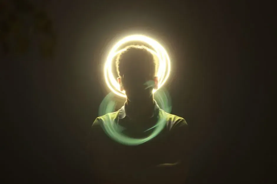 The Halo Effect and How One Trait Colors Everything (Image Credits: Pexels)
